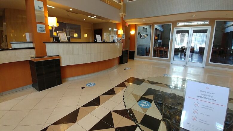 Holiday Inn Express Hotel & Suites