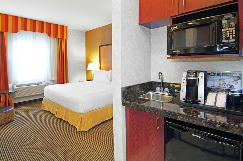 Holiday Inn Express Hotel & Suites