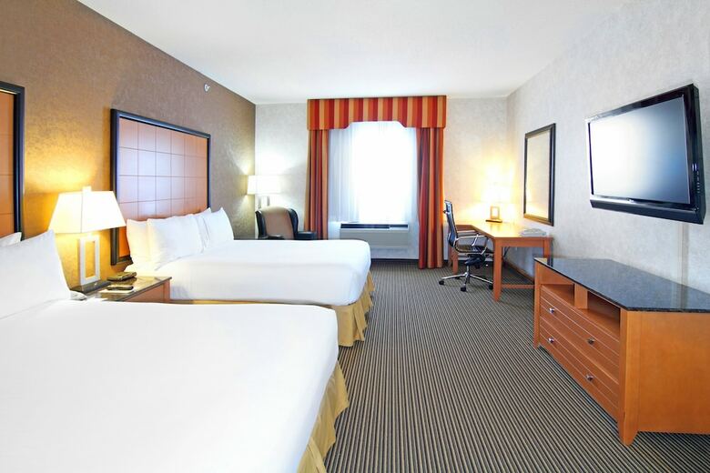 Holiday Inn Express Hotel & Suites