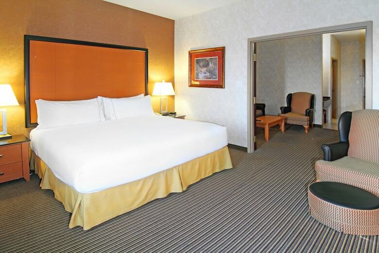 Holiday Inn Express Hotel & Suites