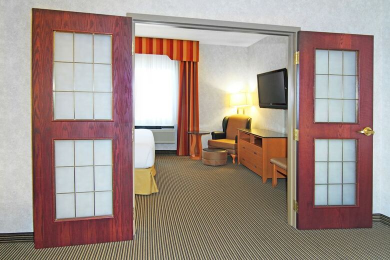 Holiday Inn Express Hotel & Suites