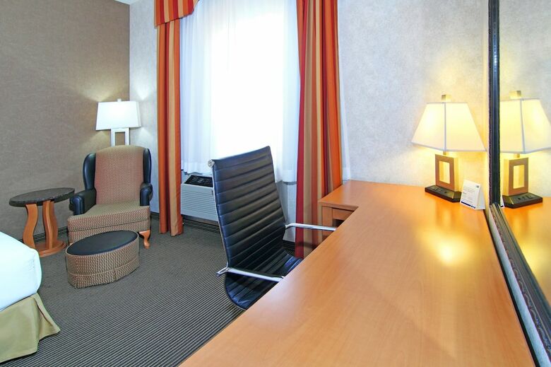 Holiday Inn Express Hotel & Suites