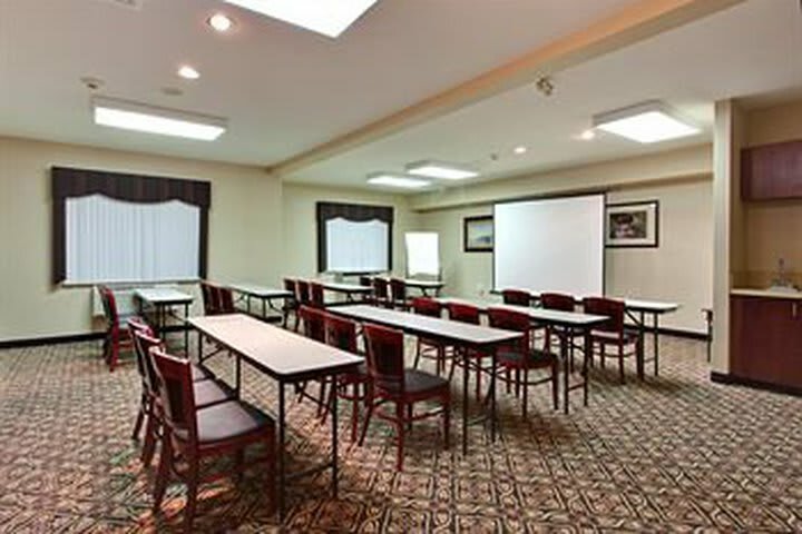 Holiday Inn Express Hotel & Suites