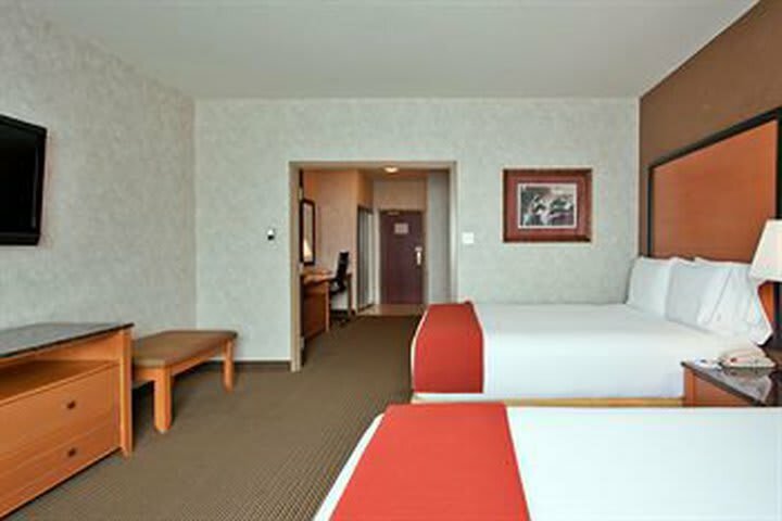 Holiday Inn Express Hotel & Suites