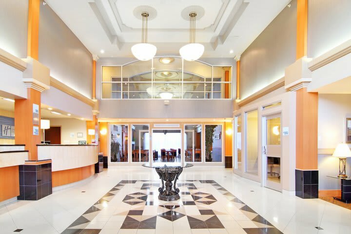 Holiday Inn Express Hotel & Suites