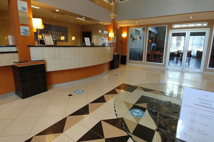 Holiday Inn Express Hotel & Suites