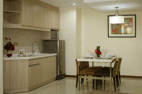 Golden Prince Hotel & Suites