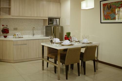 Golden Prince Hotel & Suites