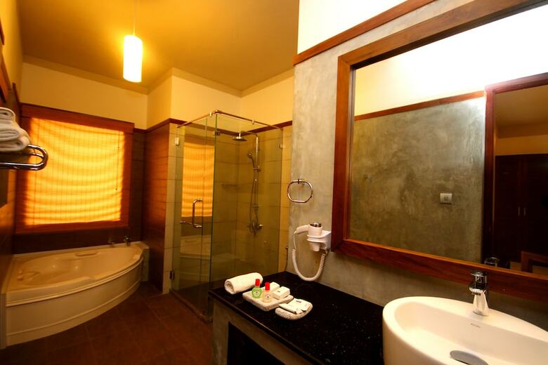 Hotel Chaarya Resort & Spa