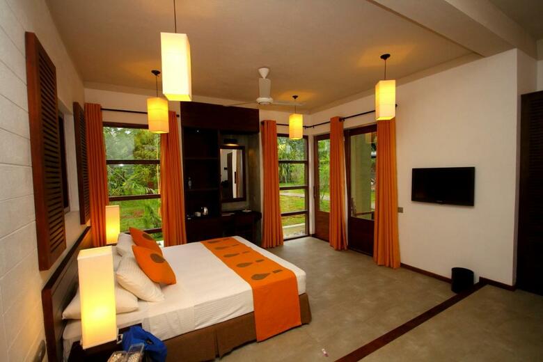 Hotel Chaarya Resort & Spa