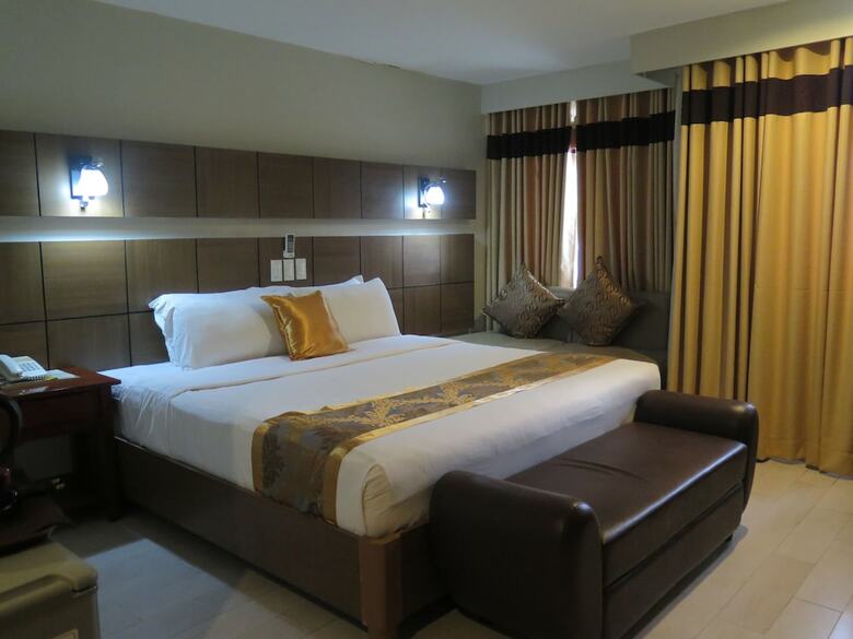 The Pinnacle Hotel And Suites