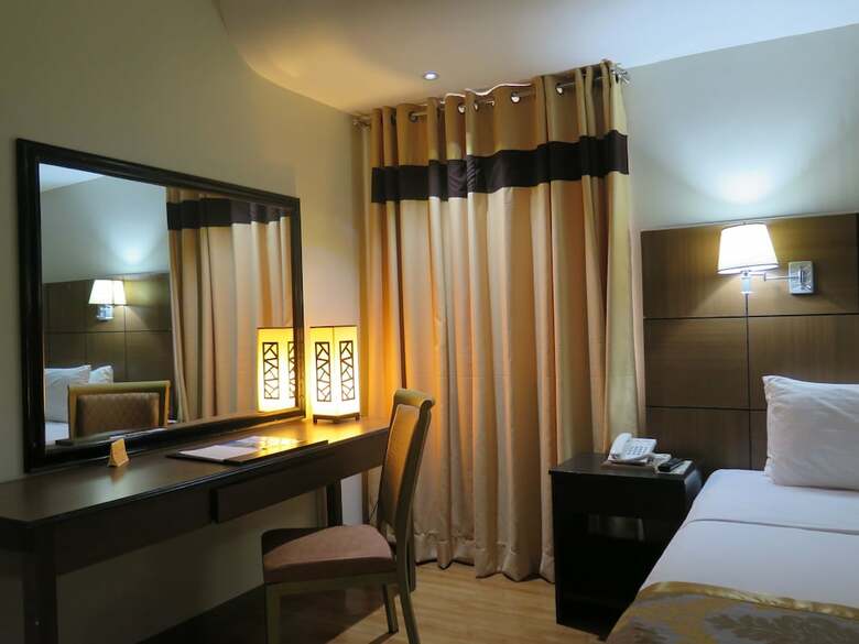 The Pinnacle Hotel And Suites