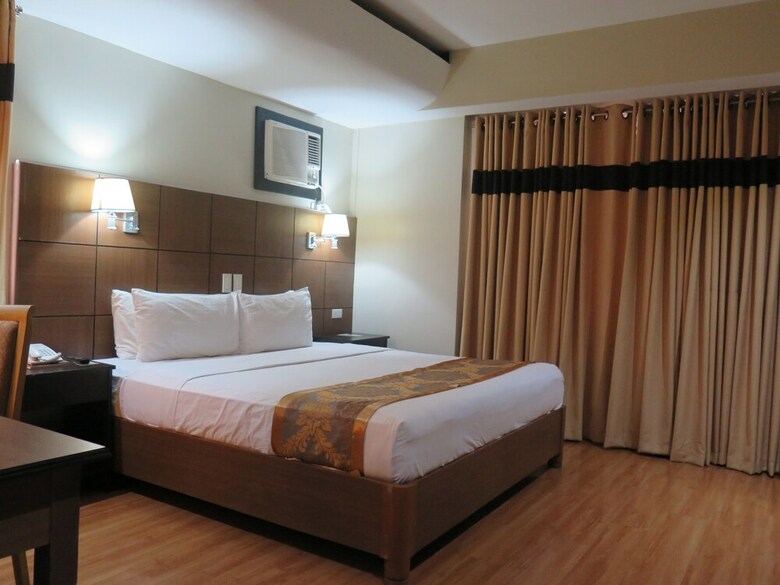 The Pinnacle Hotel And Suites