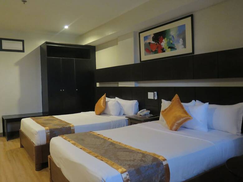 The Pinnacle Hotel And Suites