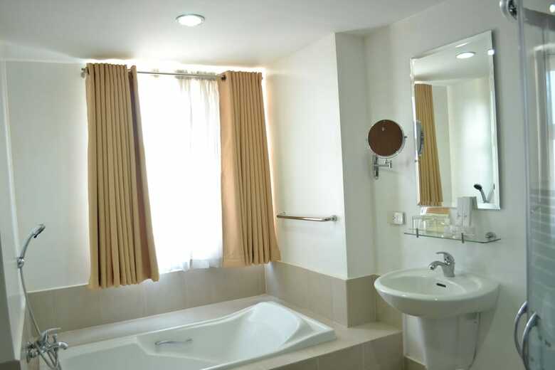 The Pinnacle Hotel And Suites