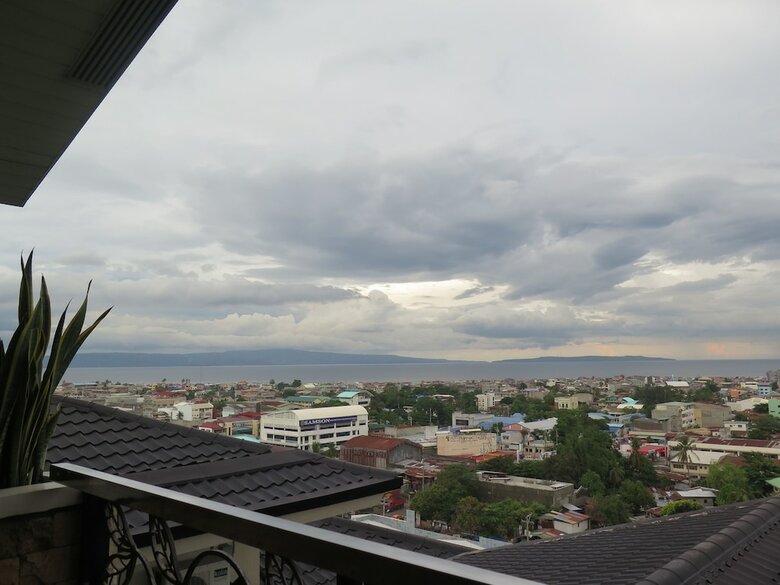 The Pinnacle Hotel And Suites