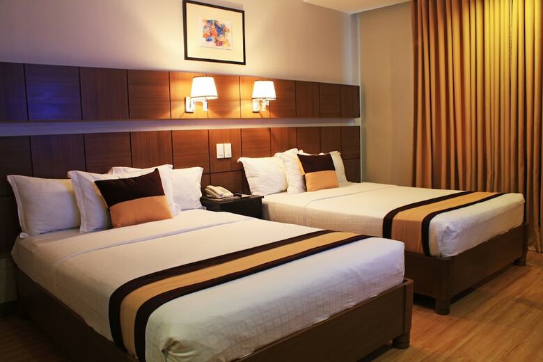 The Pinnacle Hotel And Suites