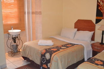 Hostal Airport Transit Guest Lodge