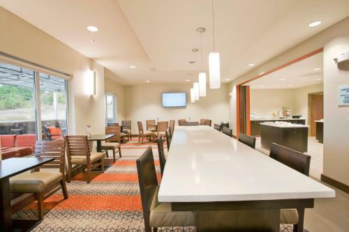 Holiday Inn Express Hotel & Suites Hot Springs