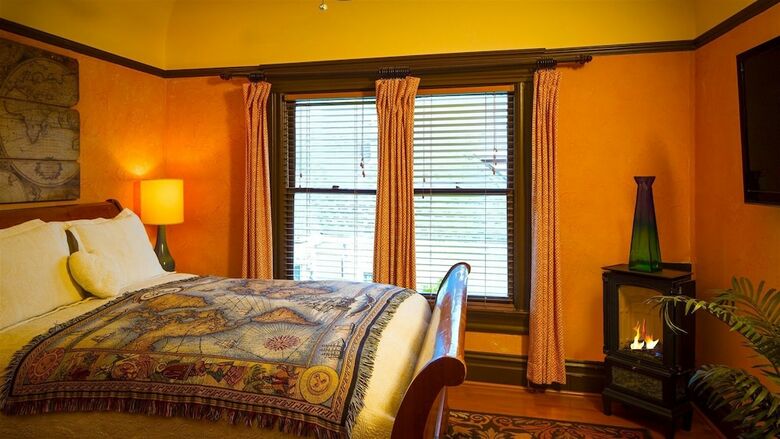 Bed & Breakfast Cabernet House, An Old World Inn