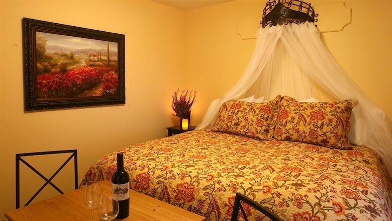 Bed & Breakfast Cabernet House, An Old World Inn