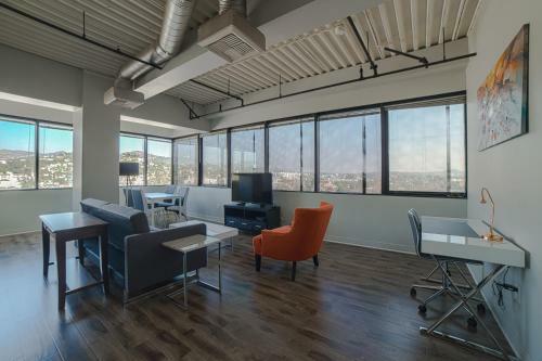 California Jewel Apartment