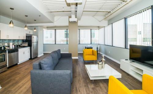 California Jewel Apartment