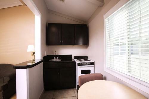 Motel Tri-valley Inn & Suites