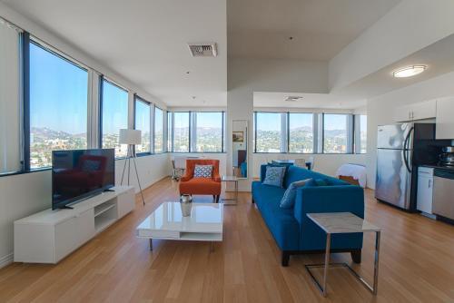 Hollywood Aurora Apartment