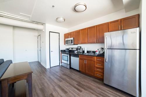 Hollywood Aurora Apartment