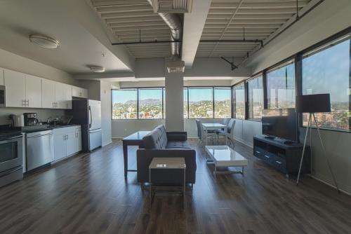 Hollywood Arch Apartment