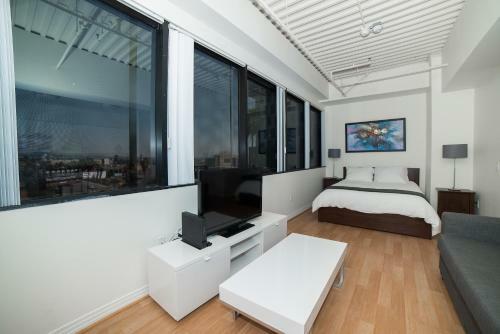 Hollywood Arch Apartment