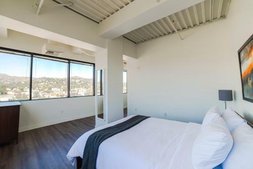 Hollywood Arch Apartment