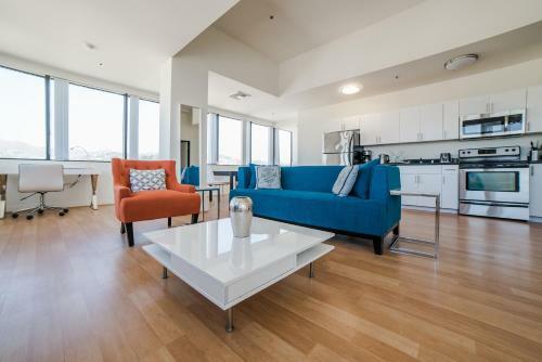 Hollywood Arch Apartment