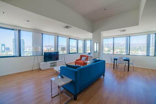 Hollywood Arch Apartment