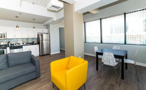 Hollywood Arch Apartment