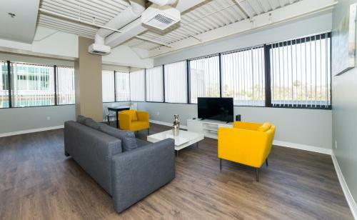 California Silver Apartment