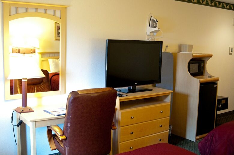 Hotel Lamplighter Inn & Suites