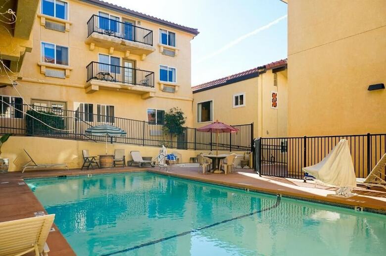 Hotel Lamplighter Inn & Suites
