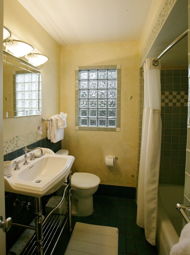 Posada Harbor House Inn