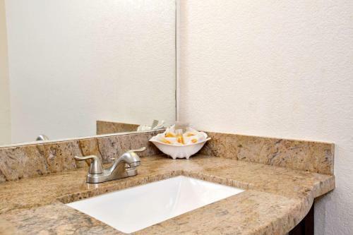 Hotel Days Inn And Suites Santa Cruz