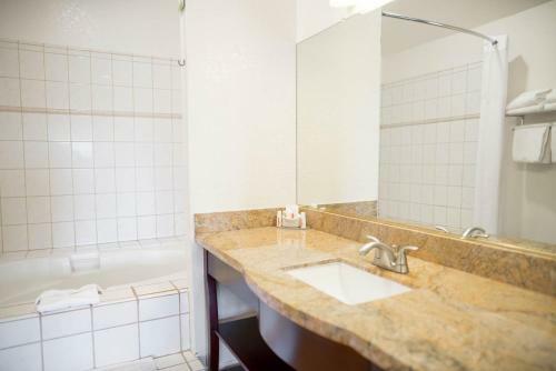 Hotel Days Inn And Suites Santa Cruz