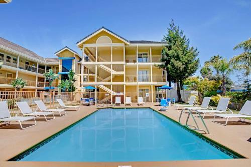 Hotel Days Inn And Suites Santa Cruz