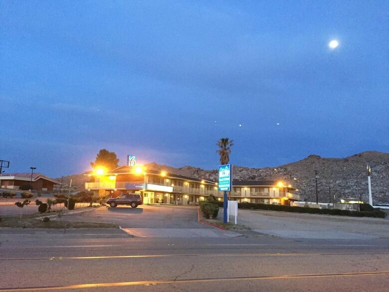 Hotel Hilltop Inn & Suites