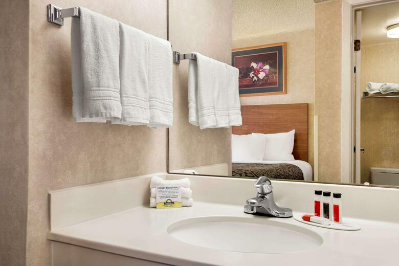 Hotel Days Inn & Suites West/golden