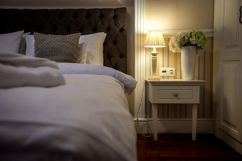 Queen's Court Hotel & Residence