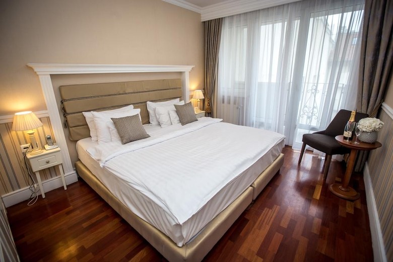 Queen's Court Hotel & Residence