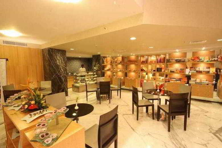 Hotel Savannah Sarovar Premiere