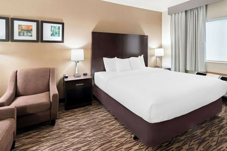 Hotel Comfort Suites Portland Airport
