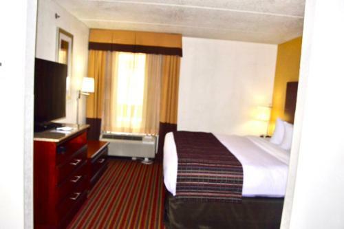 Hotel Comfort Suites At North Point Mall